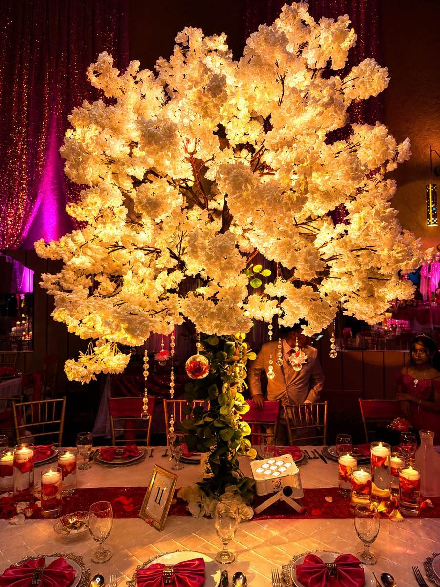Árbol de flores iluminado como centro de mesa