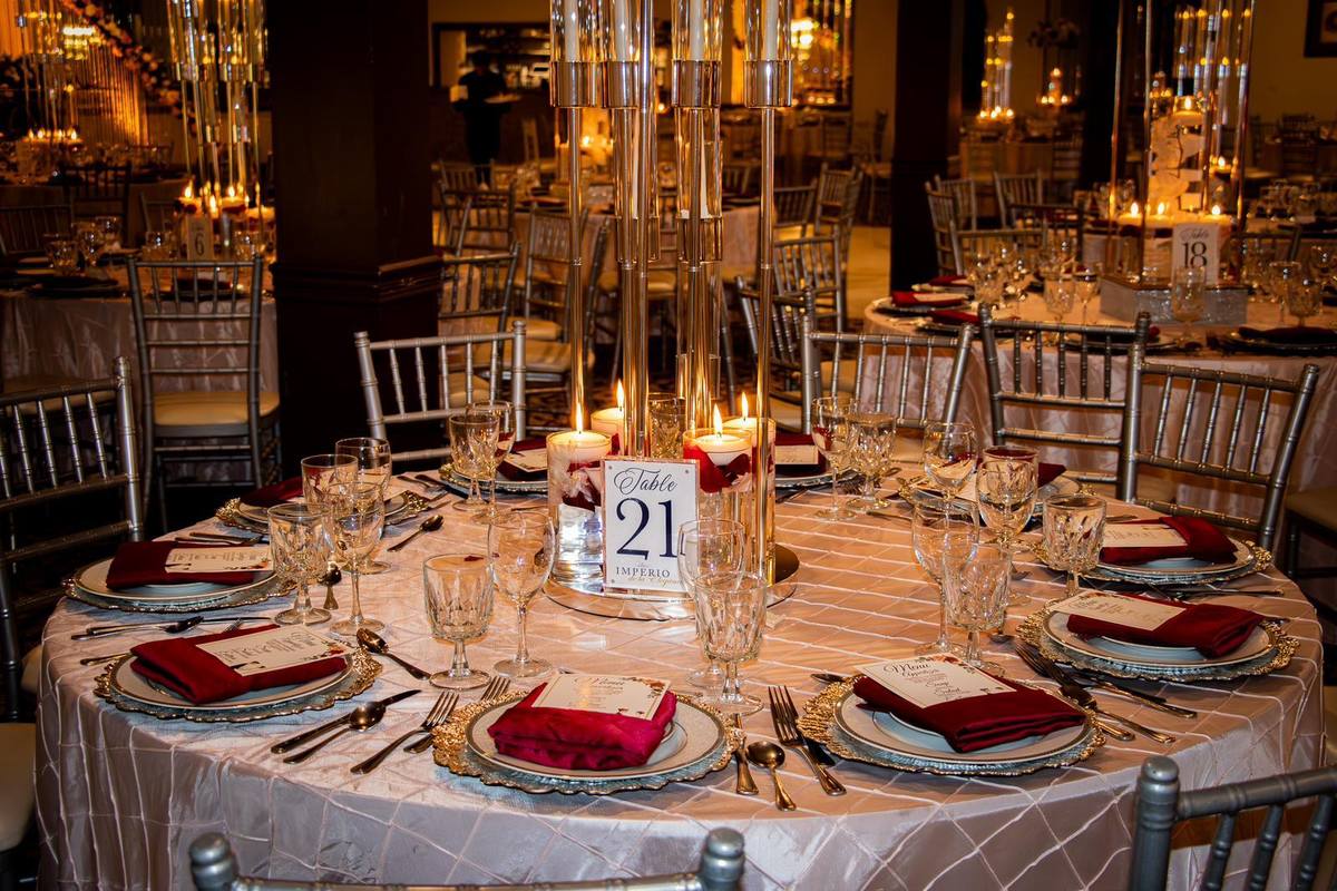 Mesa de banquete con candelabros y menú impreso