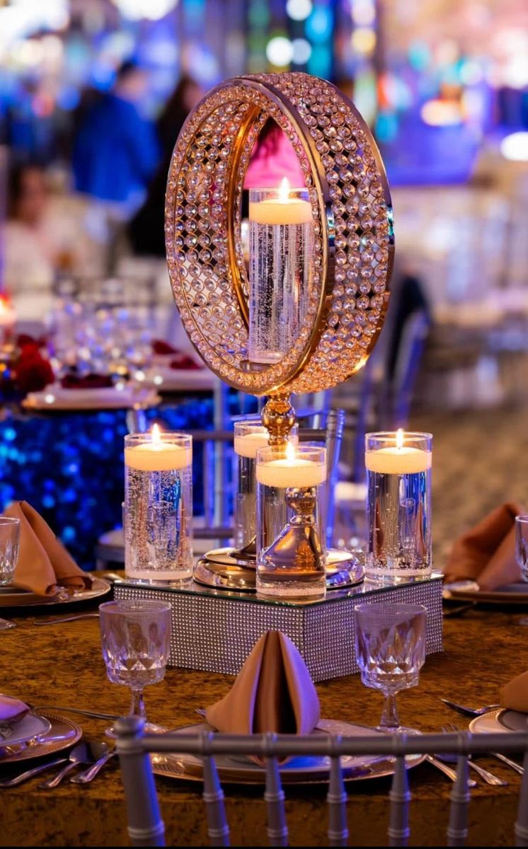 Centro de mesa de cristal con velas flotantes