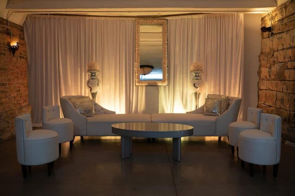 Sala lounge blanca para los invitados