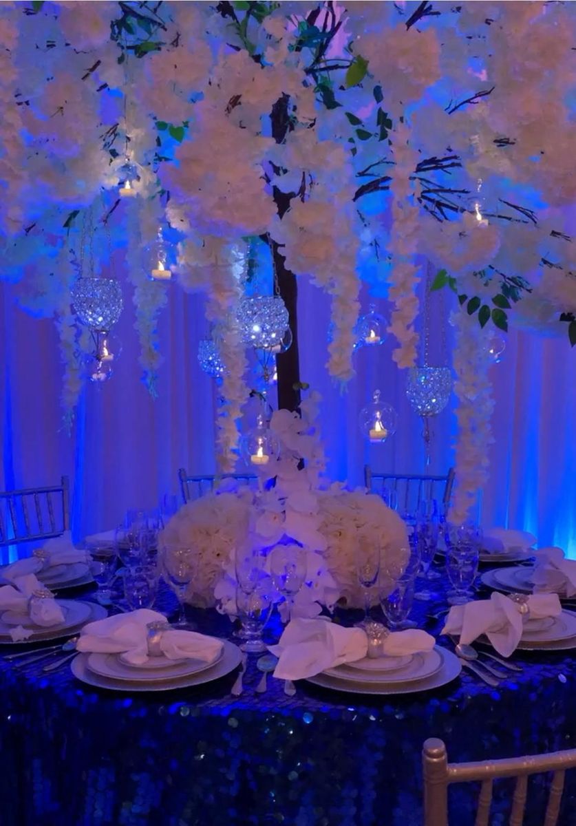 Mesa en azul con portavelas de cristal colgantes