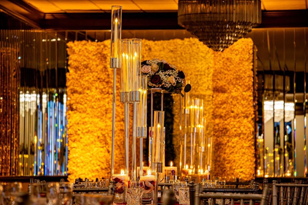 Muro de flores y candelabros altos