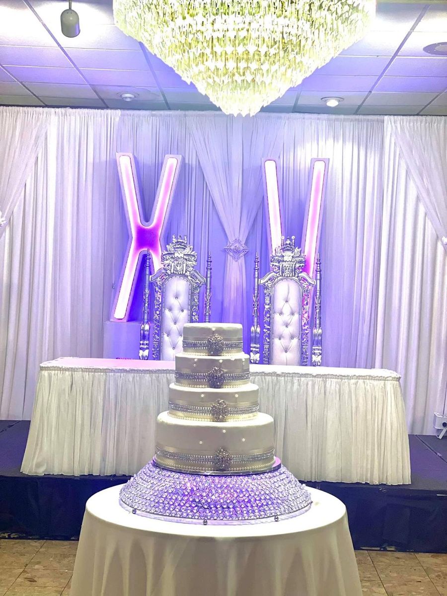 Pastel de quinceañera y tronos plateados