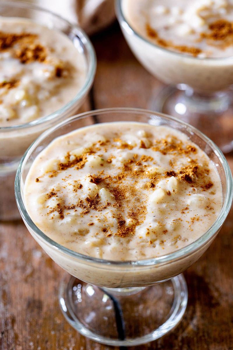 Arroz con leche con canela servido en copa