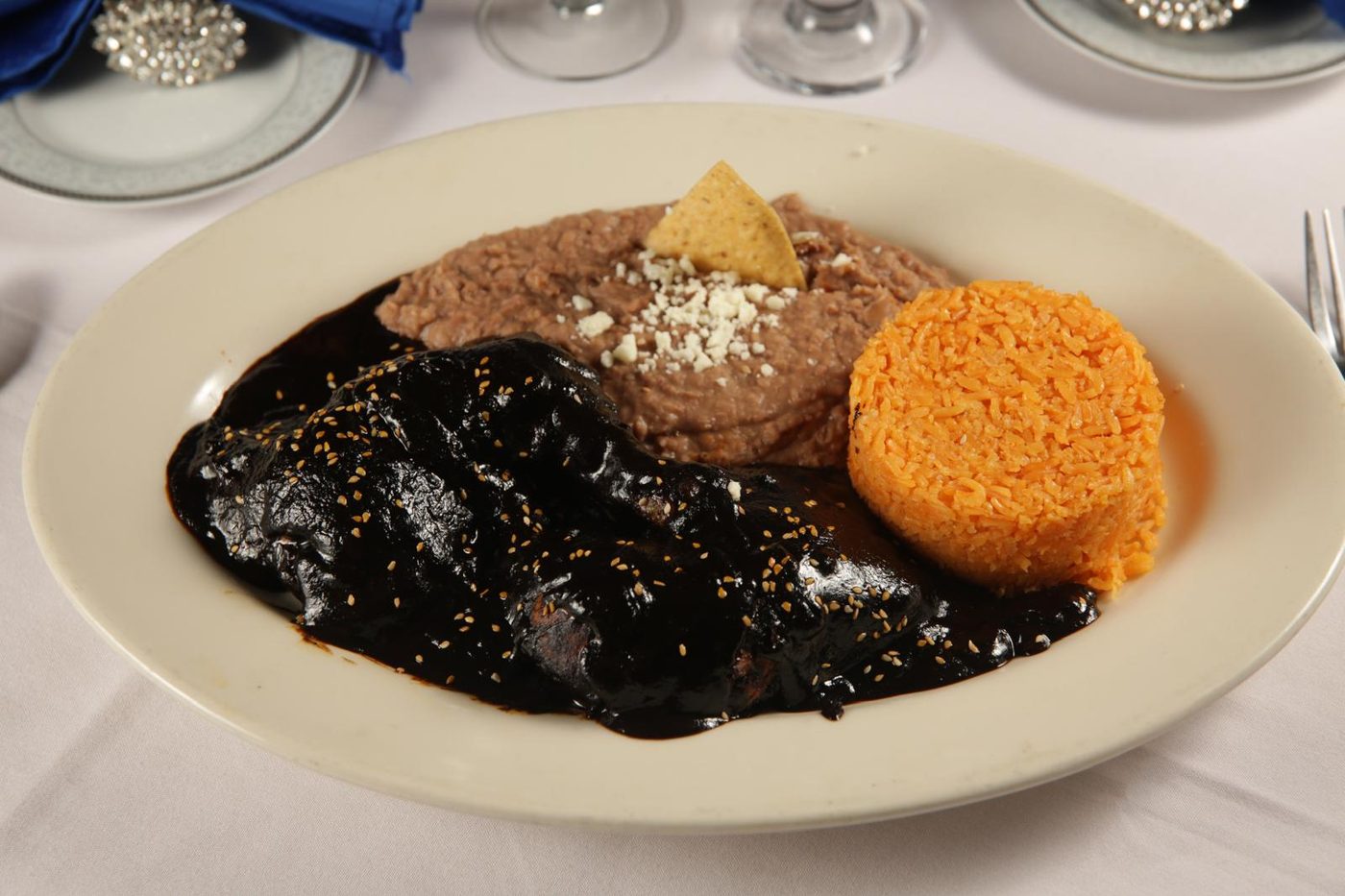 Pollo en mole negro con arroz y frijoles