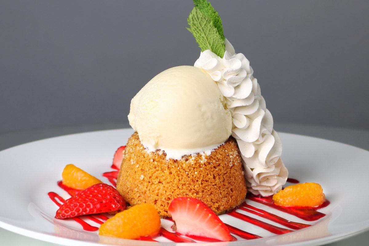 Pastel D'Angelli: tres leches con helado de vainilla, crema batida y fruta