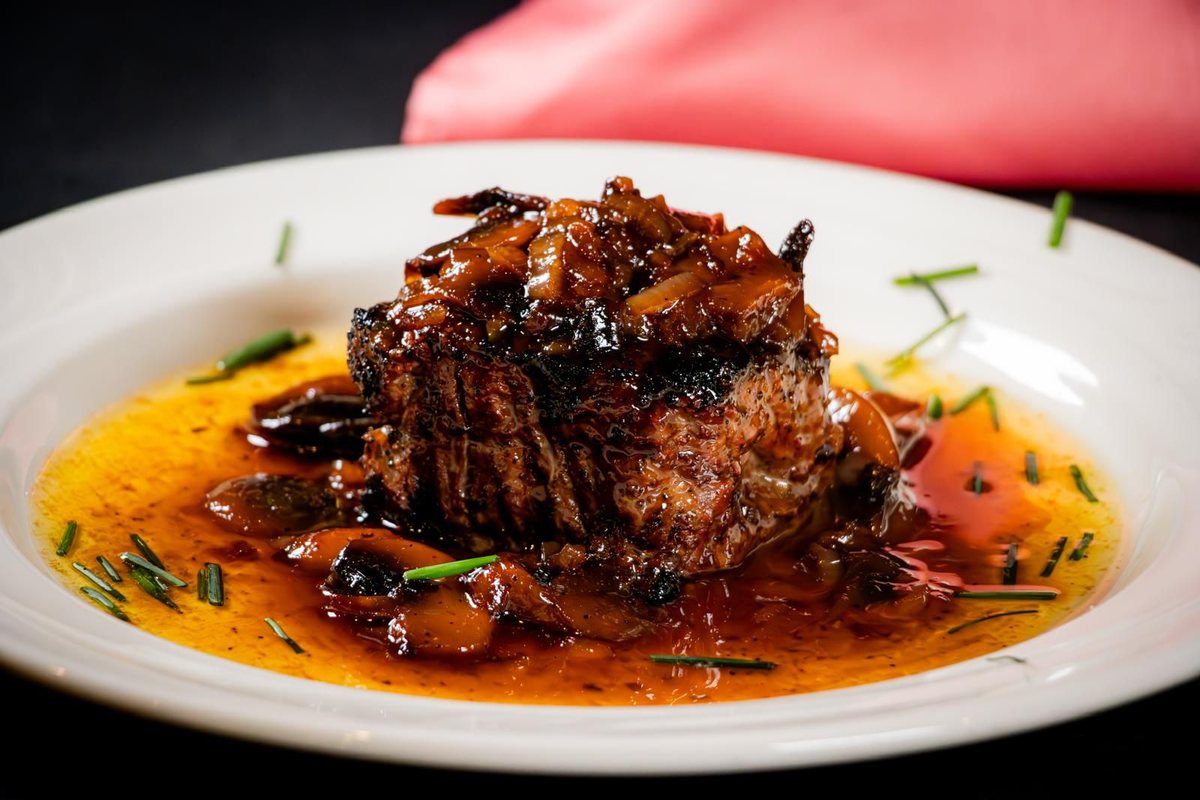 Filete mignon con salsa D'Angelli, cebolla y champiñones