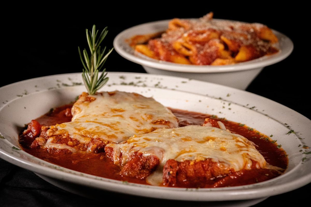 Pechuga a la parmesana con pasta en salsa marinara